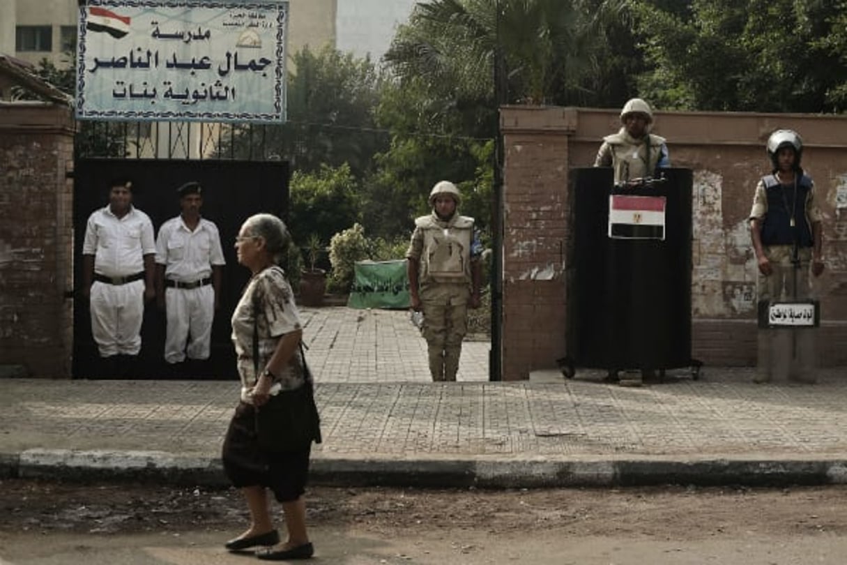 Un centre de vote, au Caire, gardé par des policiers et des militaires, le 18 octobre 2015. © Nariman El-Mofty/AP/SIPA
