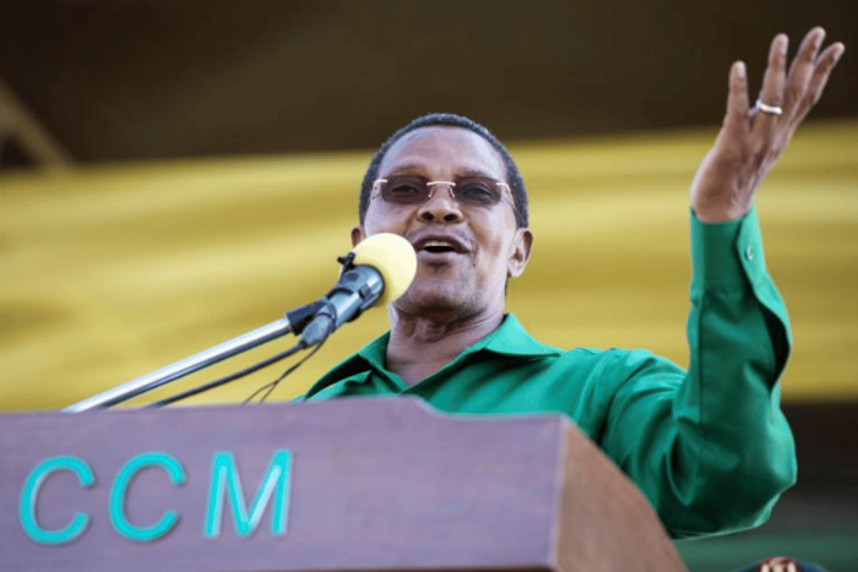 Le président sortant de la Tanzanie, Jakaya Kikwete, lors d’un meeting à Dar es Salaam le 23 octobre 2015 © Daniel Hayduk/AFP