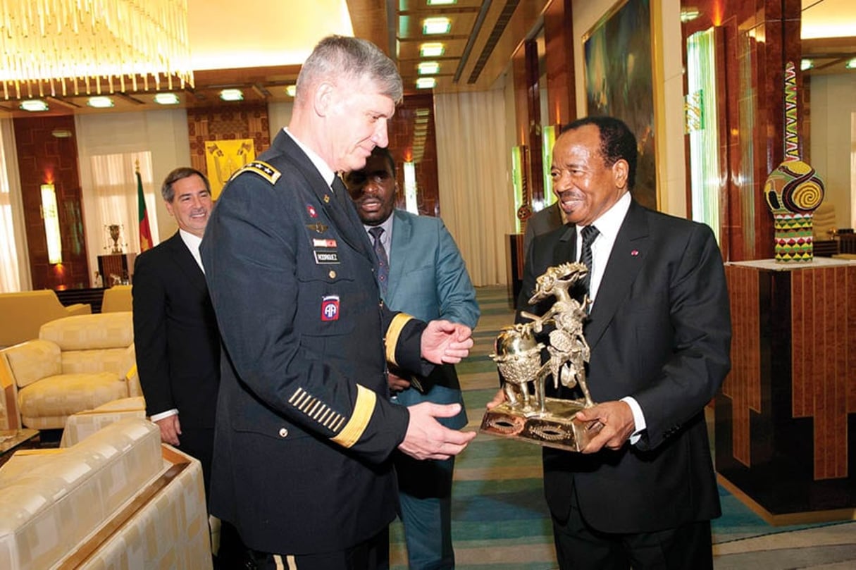 Paul Biya reçoit le général David Rodriguez, commandant d’Africom, à Yaoundé, 
le 16 octobre. © DR
