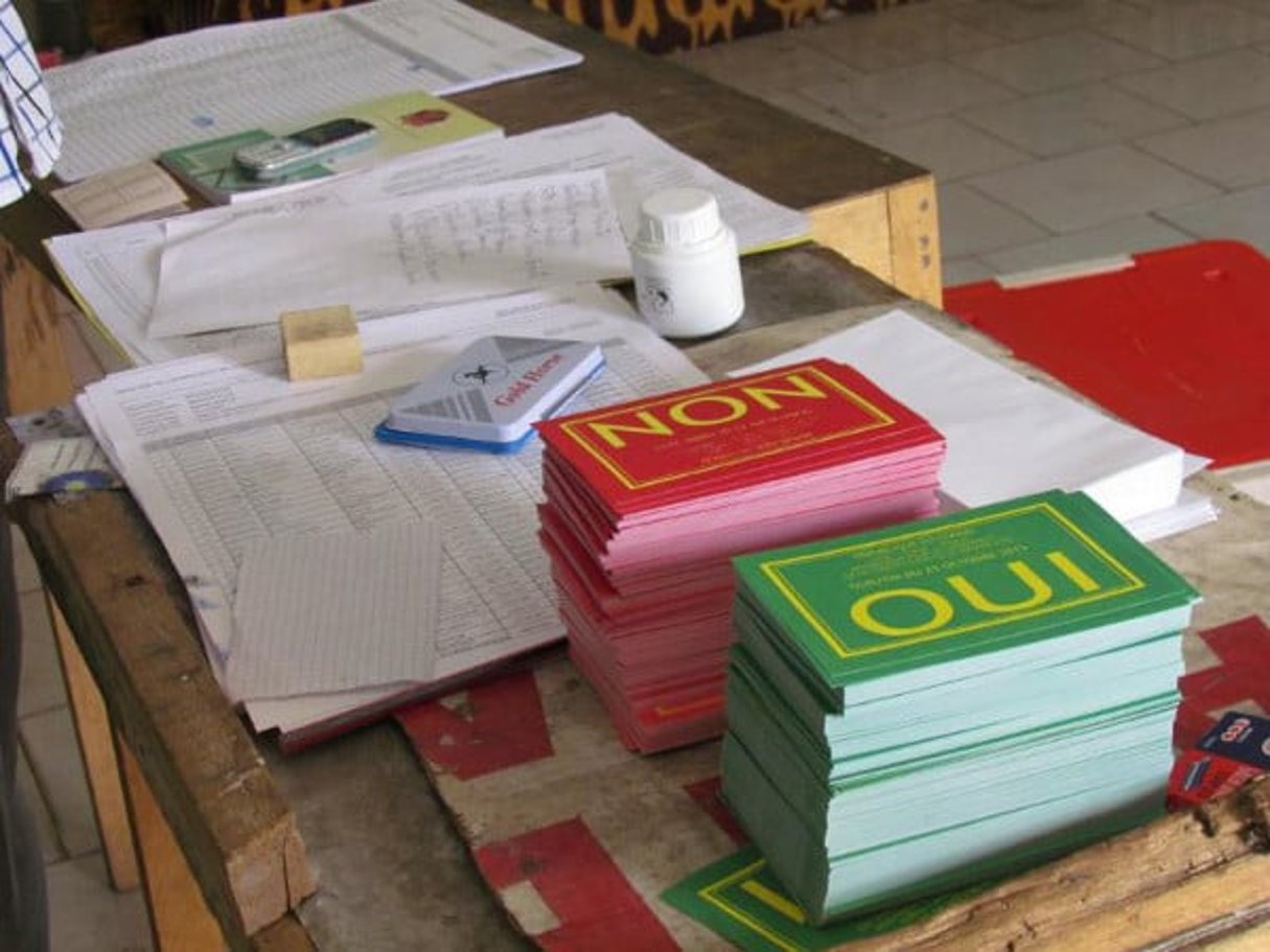 Des bulletins « oui » et « non » pour le référendum constitutionnel, le 25 octobre 2015 dans un bureau de vote à Brazzaville. © AFP