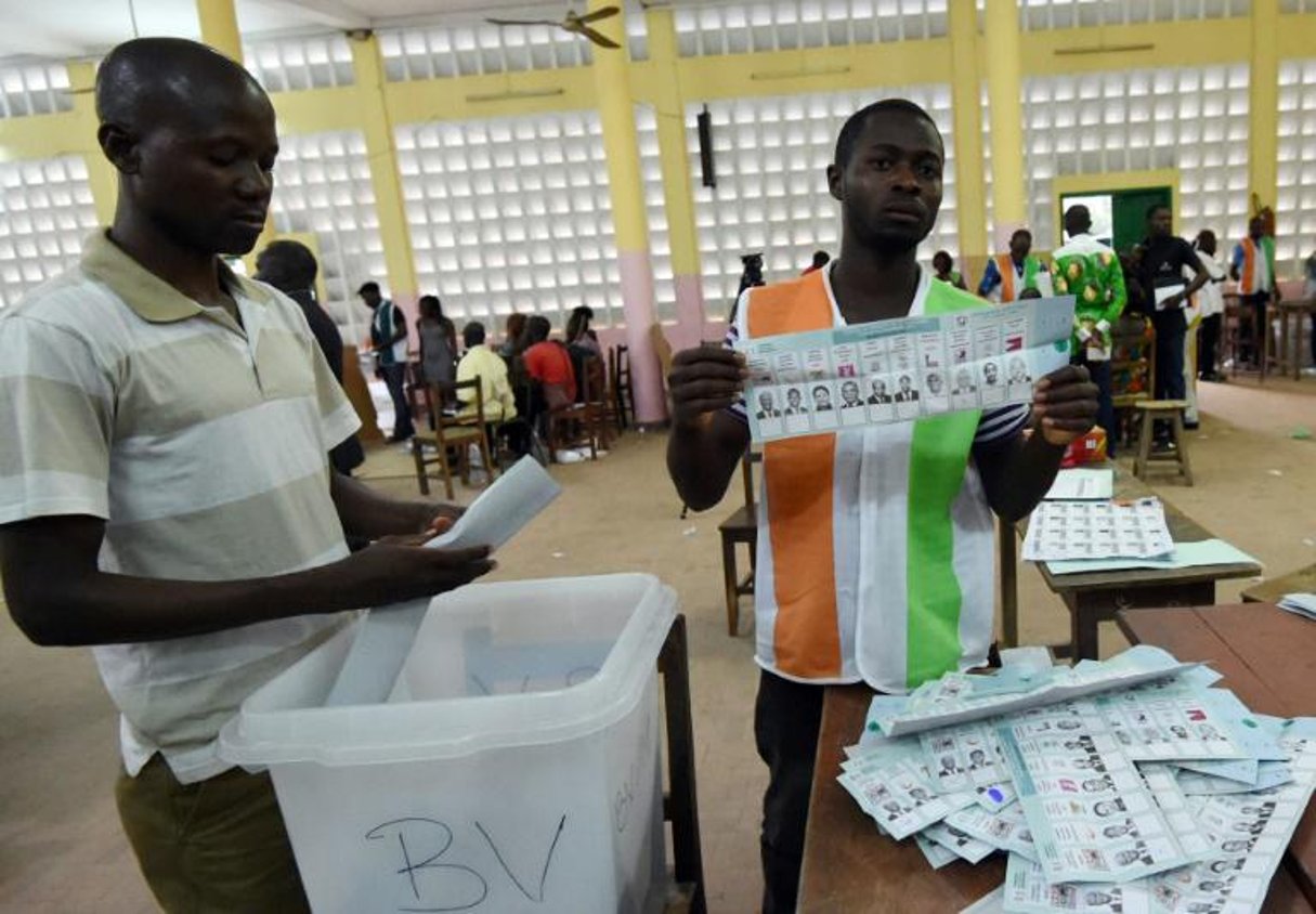 Des agents électoraux procèdent au décompte des bulletins de vote, le 25 octobre 2015 à Abidjan, lors de la présidentielle en Côte d’Ivoire. © AFP