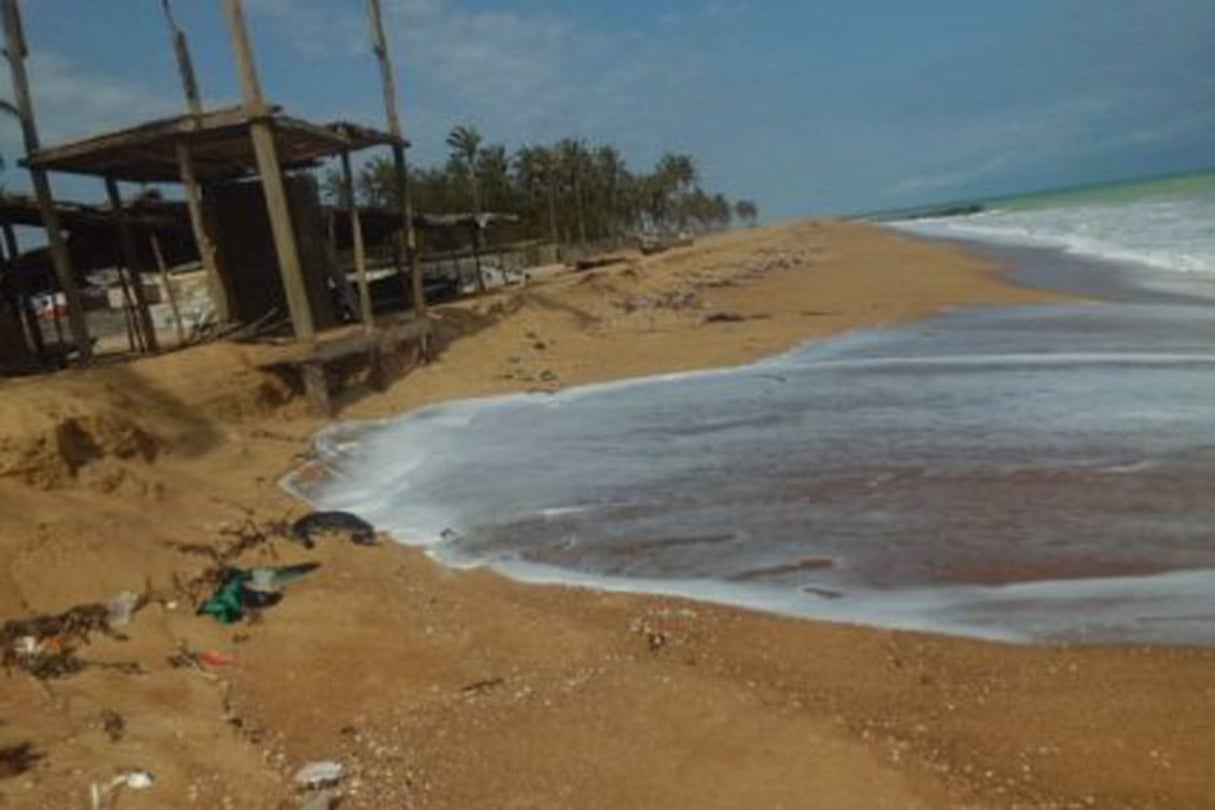 Les spécialistes estiment que, dans dix ans, certaines villes côtières du Togo, dont Aného, risquent d’avoir totalement disparu. © Edmond d’Almeida pour J.A.