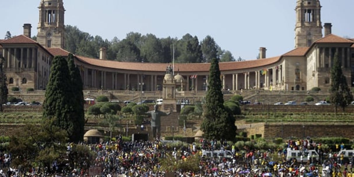 Des étudiants manifestent devant l’Union Buildings, à Pretoria, le 23 octobre. © Themba Hadebe / AP / SIPA