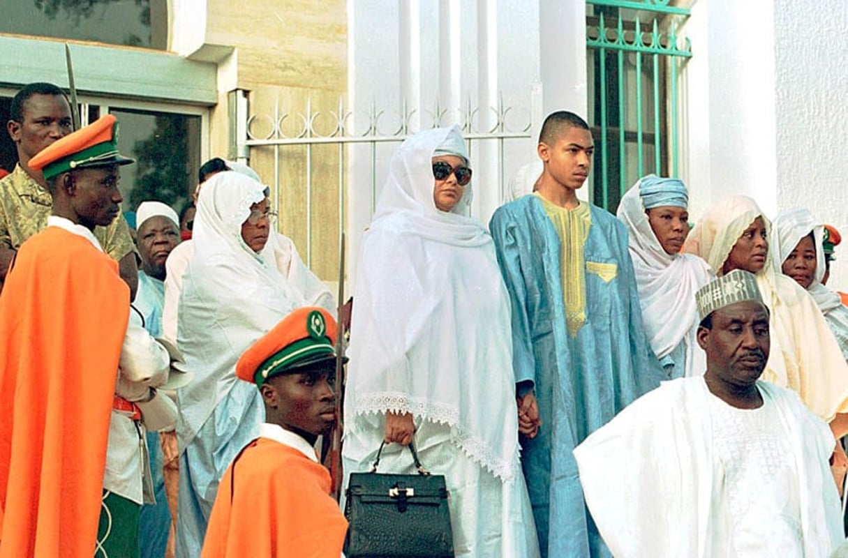 Clémence Baré Maïnassara et l’un de ses fils, le 11 avril 1999. © SEYLLOU DIALLO/AFP