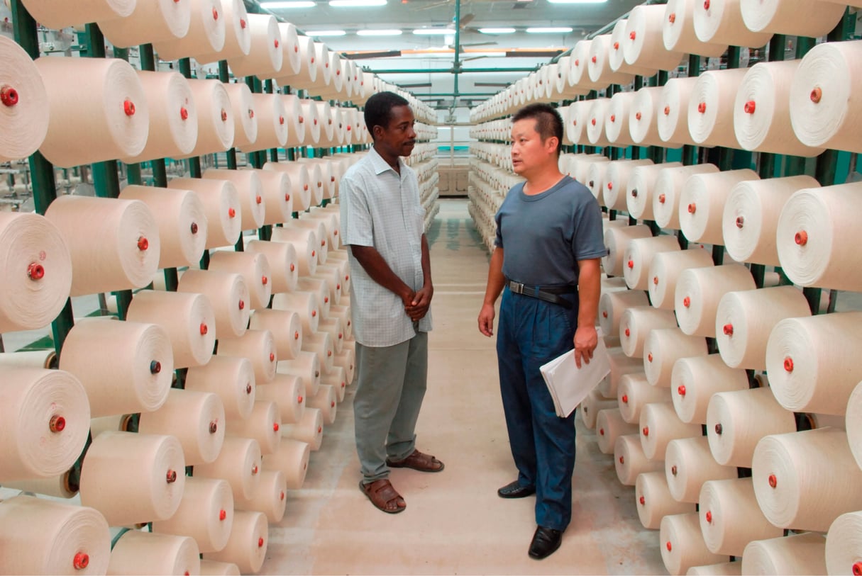 Une usine textile chinoise au Bénin. C’est avant tout par leur propre croissance économique que les Africains réussiront à attirer les investisseurs chinois, et non plus uniquement par leur riche sous-sol. © JEAN-CLAUDE MOSCHETTI/REA