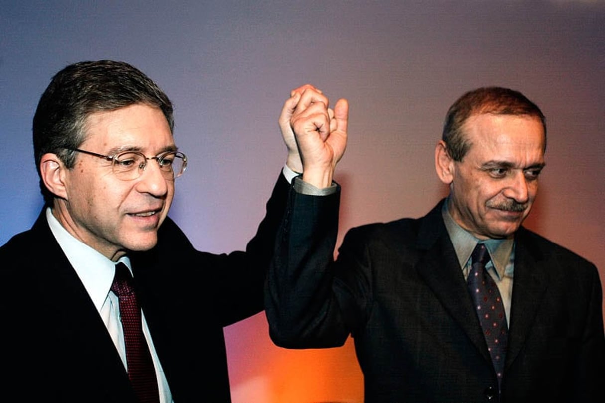 Yossi Beilin (à g.) et Yasser Abed Rabbo, le 16 décembre 2003, à Paris. © JOËL ROBINE/AFP
