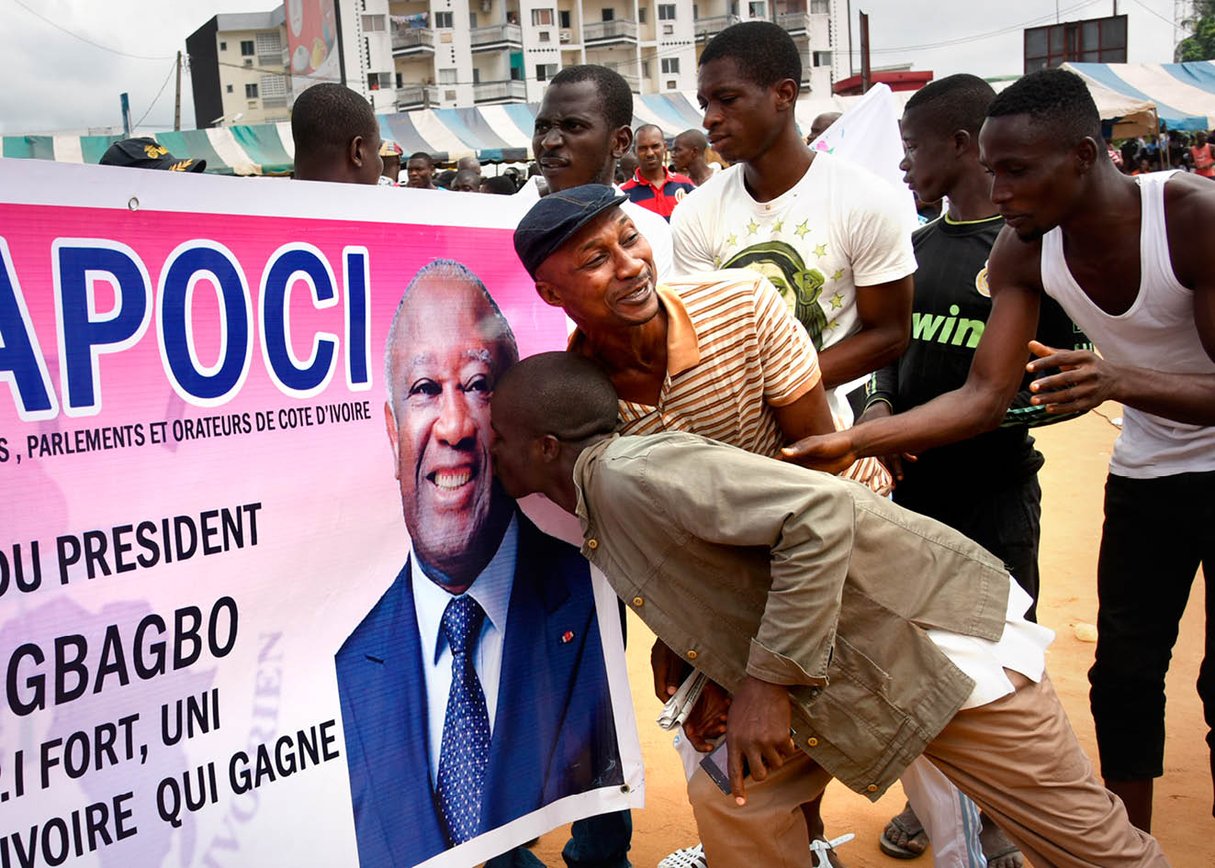 Affiches à la gloire de Laurent Gbagbo, dans le quartier de Yopougon, à Abidjan, le 20 juin. © SIA KAMBOU/AFP