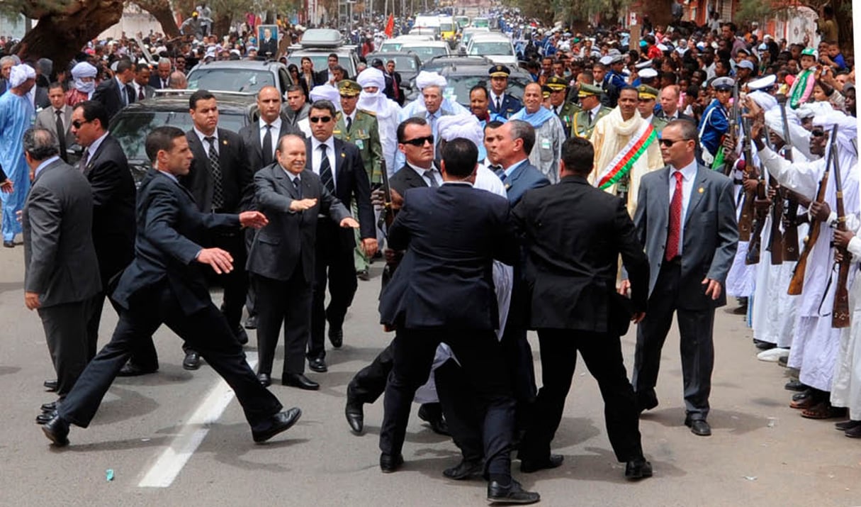 Une centaine d’hommes protègent le président (ici à Tamanrasset, en 2011). © FAROUK BATICHE/AFP