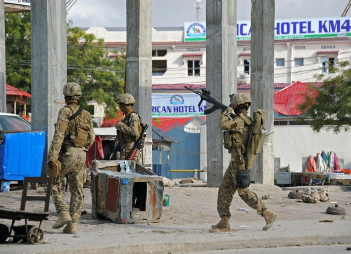 Des soldats somaliens près de l’hôtel Sahafi, le 1er novembre 2015. © AFP