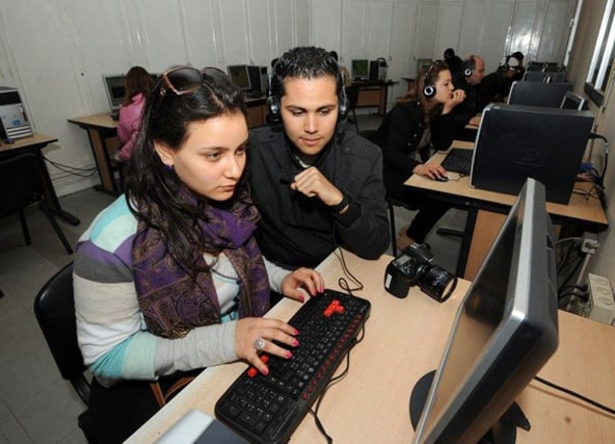 Des étudiants tunisiens dans un centre Internet © Fethi Belaid/AFP
