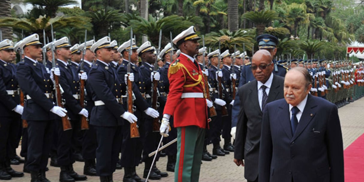 Le président algérien Abdelaziz Bouteflika suivi de son homologue sud-africain Jacob Zuma, à Alger, le 18 avril 2013. © Anis Belghoul / AP / SIPA