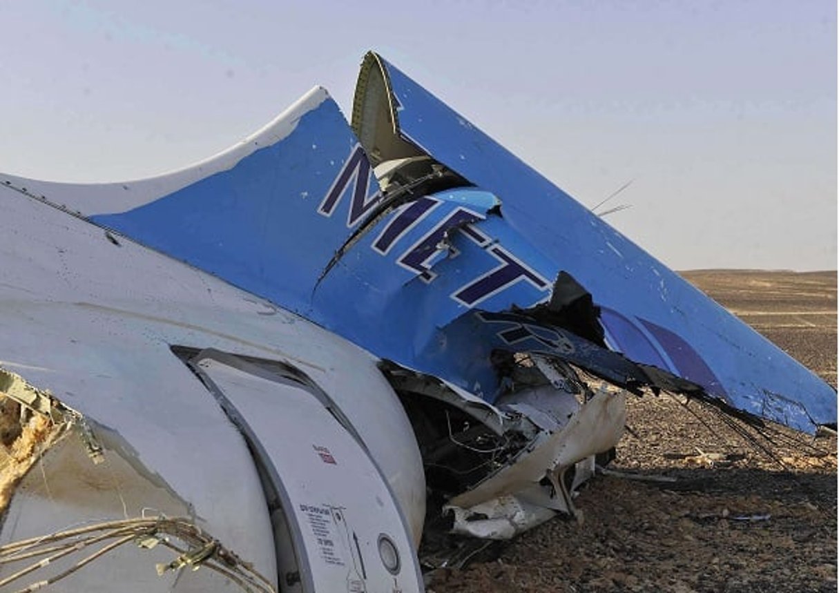 Une partie de l’épave de l’avion de Metrojet qui s’est écrasé dans le Sinaï. © Suliman el-Oteify / AP / SIPA