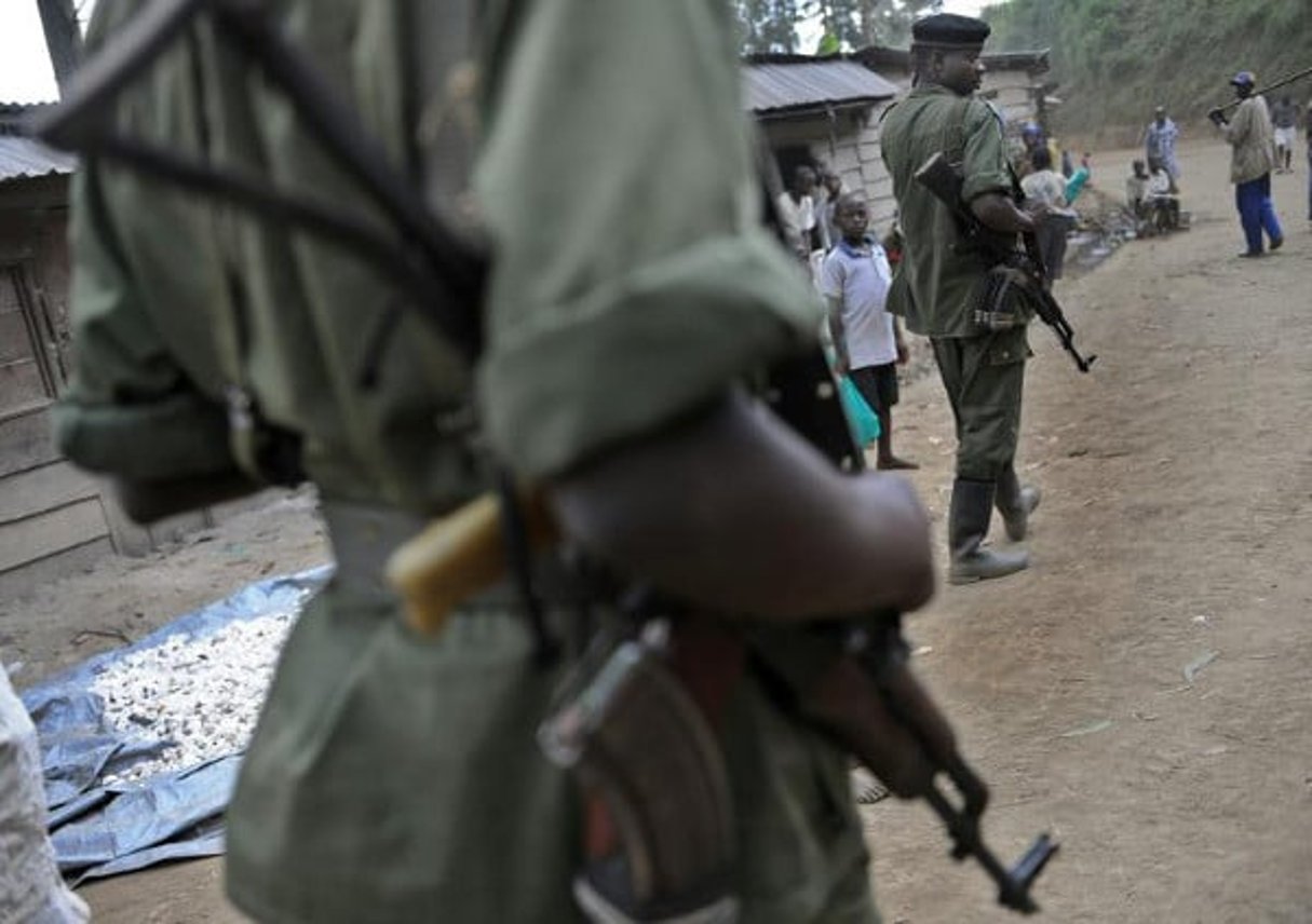 Des rebelles des FDLR (Forces démocratiques de Libération du Rwanda) en patrouille à Lushebere, au nord-est de Goma, le 27 novembre 2008 en RDC. © Tony Karumba/AFP