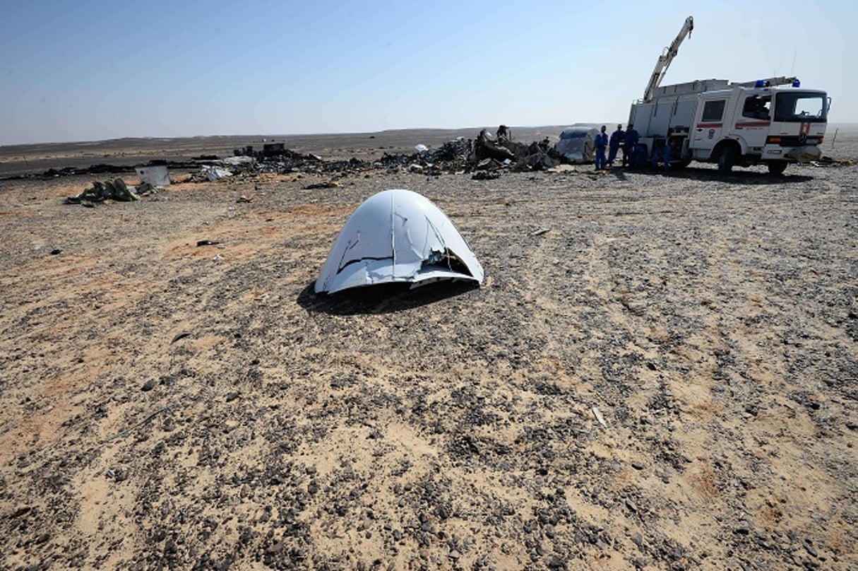 Des experts russes sur le site du crash intervenu le 31 octobre. © AP/SIPA