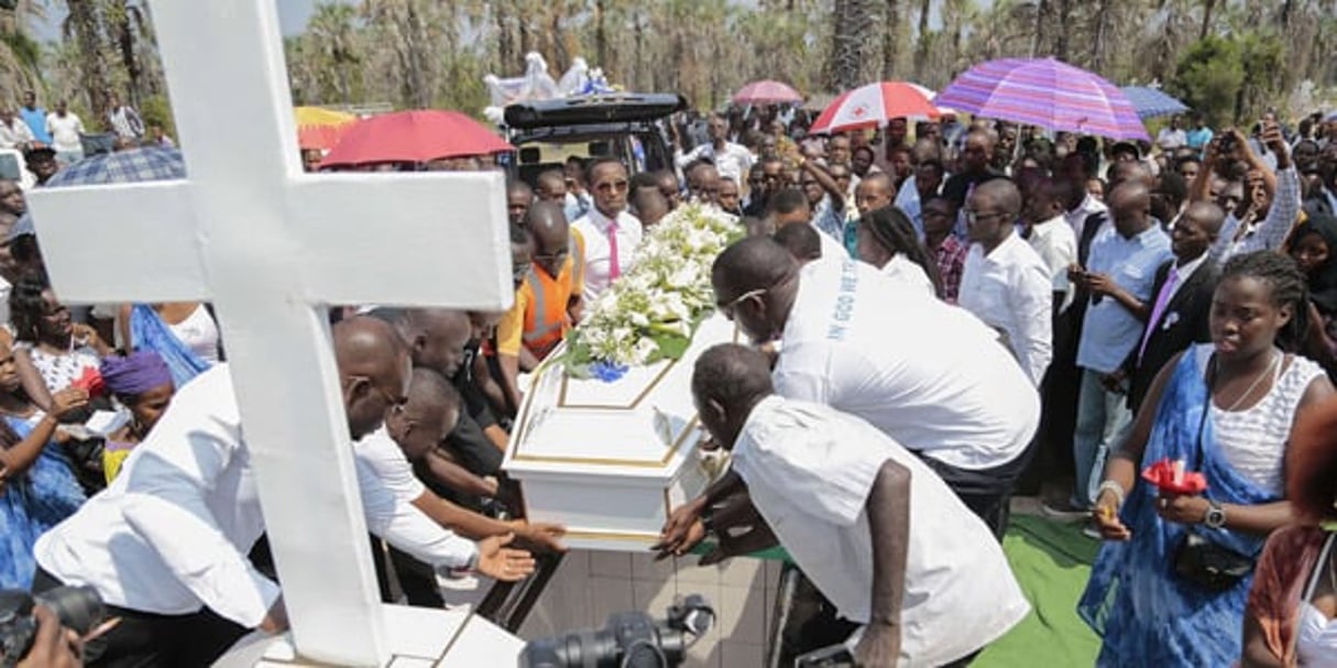 Le conflit burundais a fait des dizaines de victimes. Ici, l’enterrement de Patrick Ndikumana, étudiant tué par la police selon ses proches, le 7 juillet 2015. © Berthier Mugiraneza / AP / SIPA