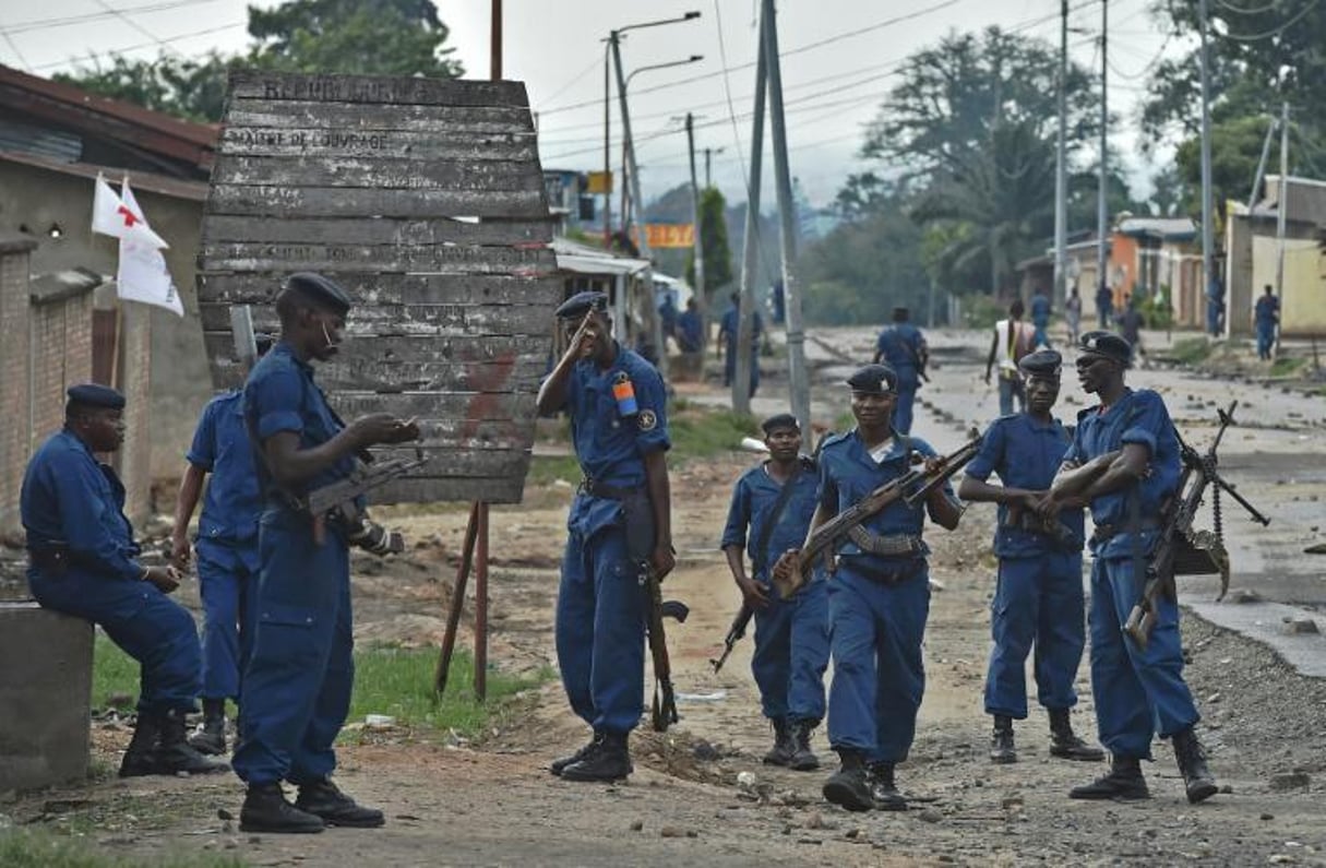 Des policiers lors d’une manifestation à Bujumbura le 20 mai 2015. © AFP