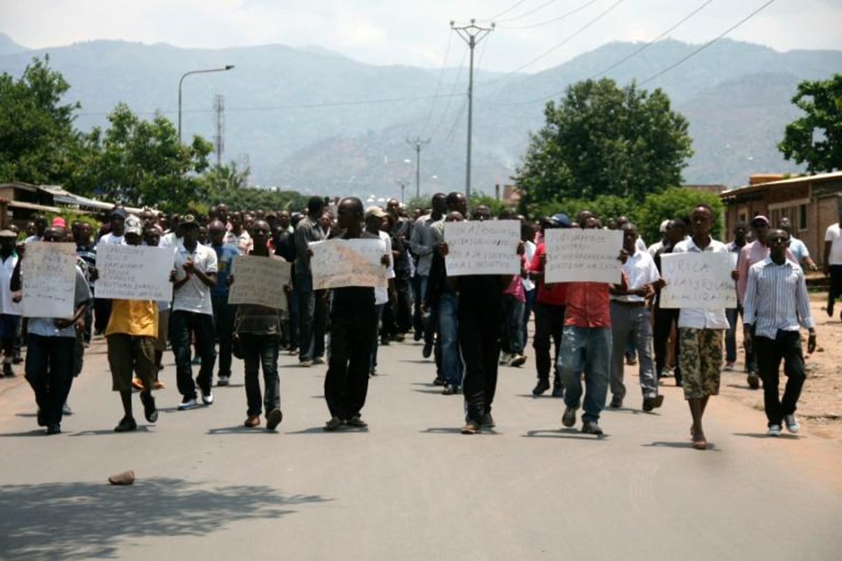 Des manifestants lors des funérailles d’un journaliste tué avec sa famille, à Bujumbura le 20 octobre 2013. © AFP/Landry Nshimiye