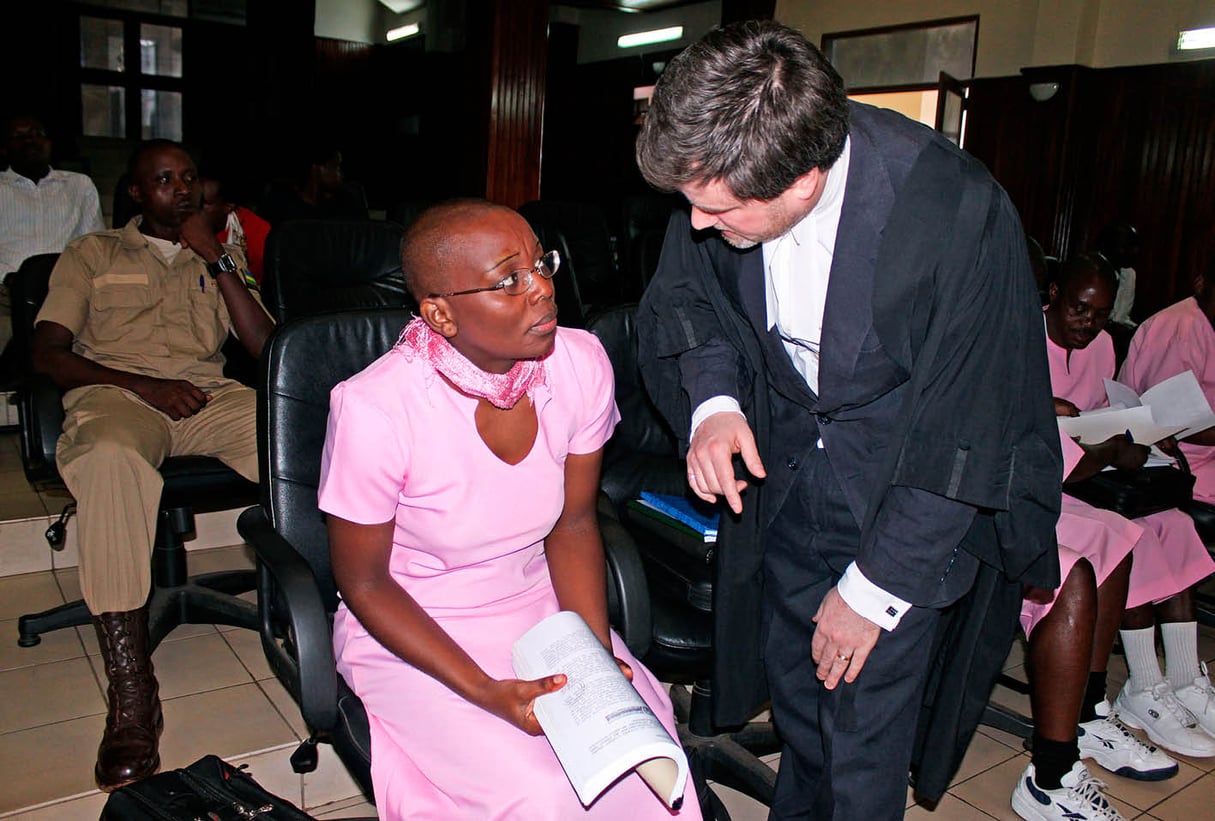 Avec son avocat, lors de son procès en appel devant la Cour suprême de Kigali, le 25 mars 2013. © STÉPHANIE AGLIETTI/AFP