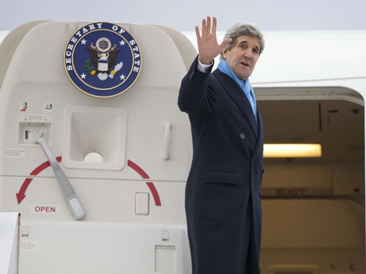 John Kerry à l’aéroport du Bourget en février 2014. © Evan Vucci/AP/SIPA
