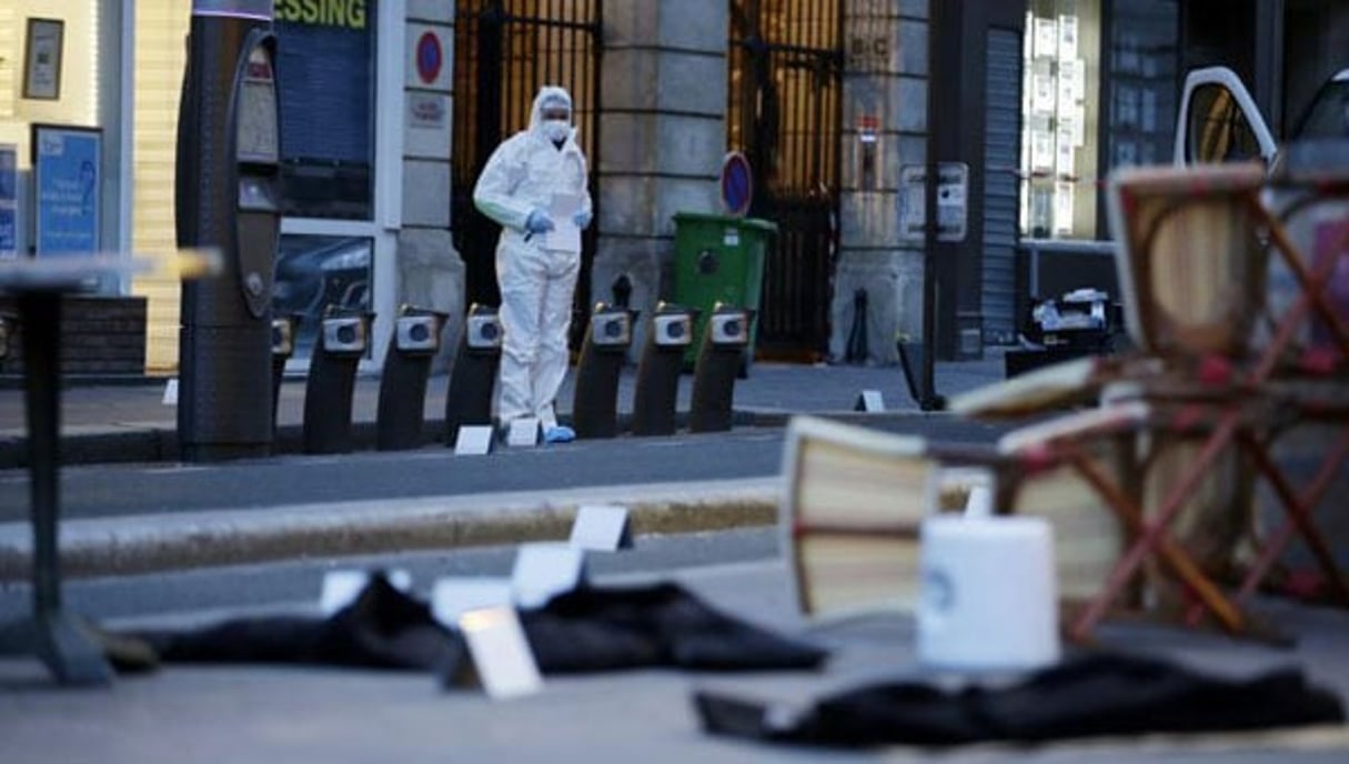 Un expert le 14 novembre 2015 devant le café Bonne Bière à Paris au lendemain des attaques terroristes. © Kenzo Tribouillard/AFP