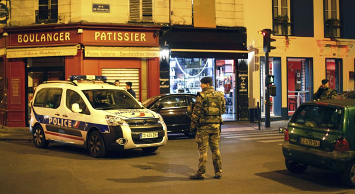 Un soldat français près de la rue de Charonne à Paris , le samedi 14 novembre 2015. © Thibault Camus/AP/SIPA