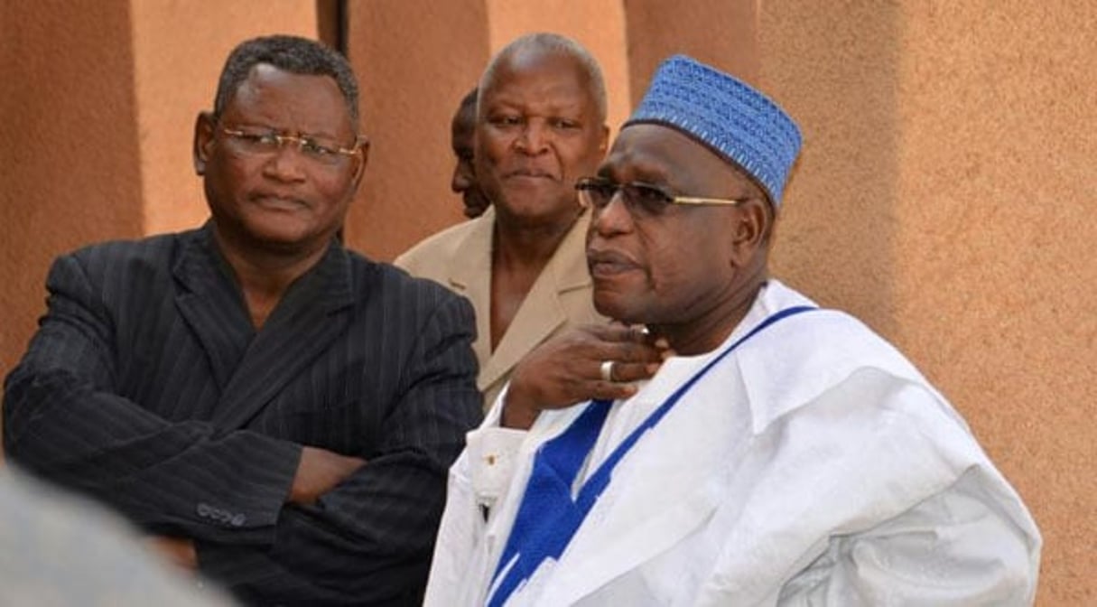 L’ancien ministre de l’Agriculture Abdou Labo (d), à la sortie du tribunal de Niamey, le 2 janvier 2015 au Niger. © Hama Boureima/AFP