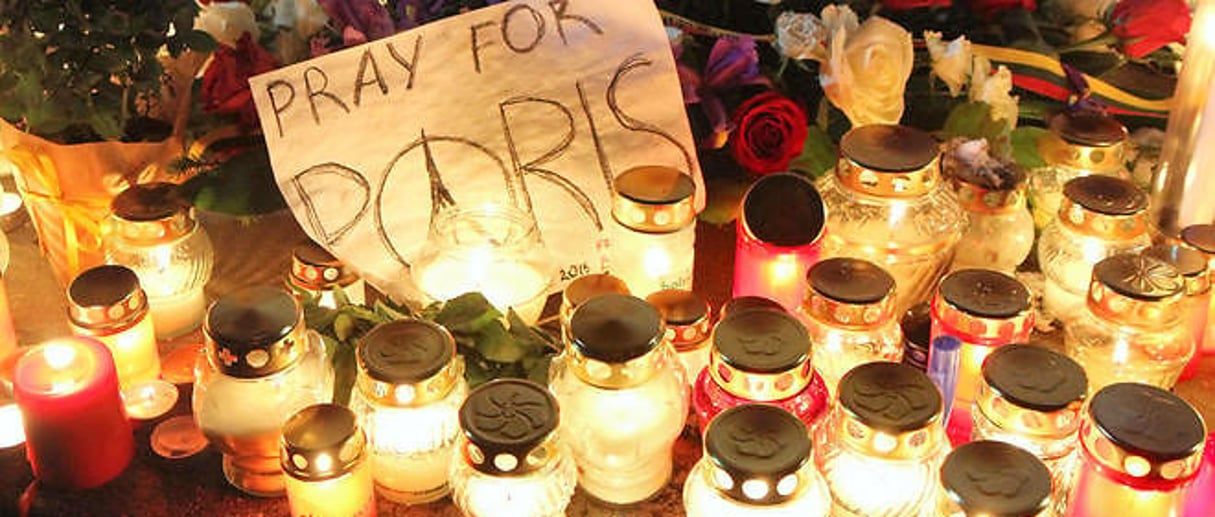 Scène d’hommage après les attentats de Paris. © AFP