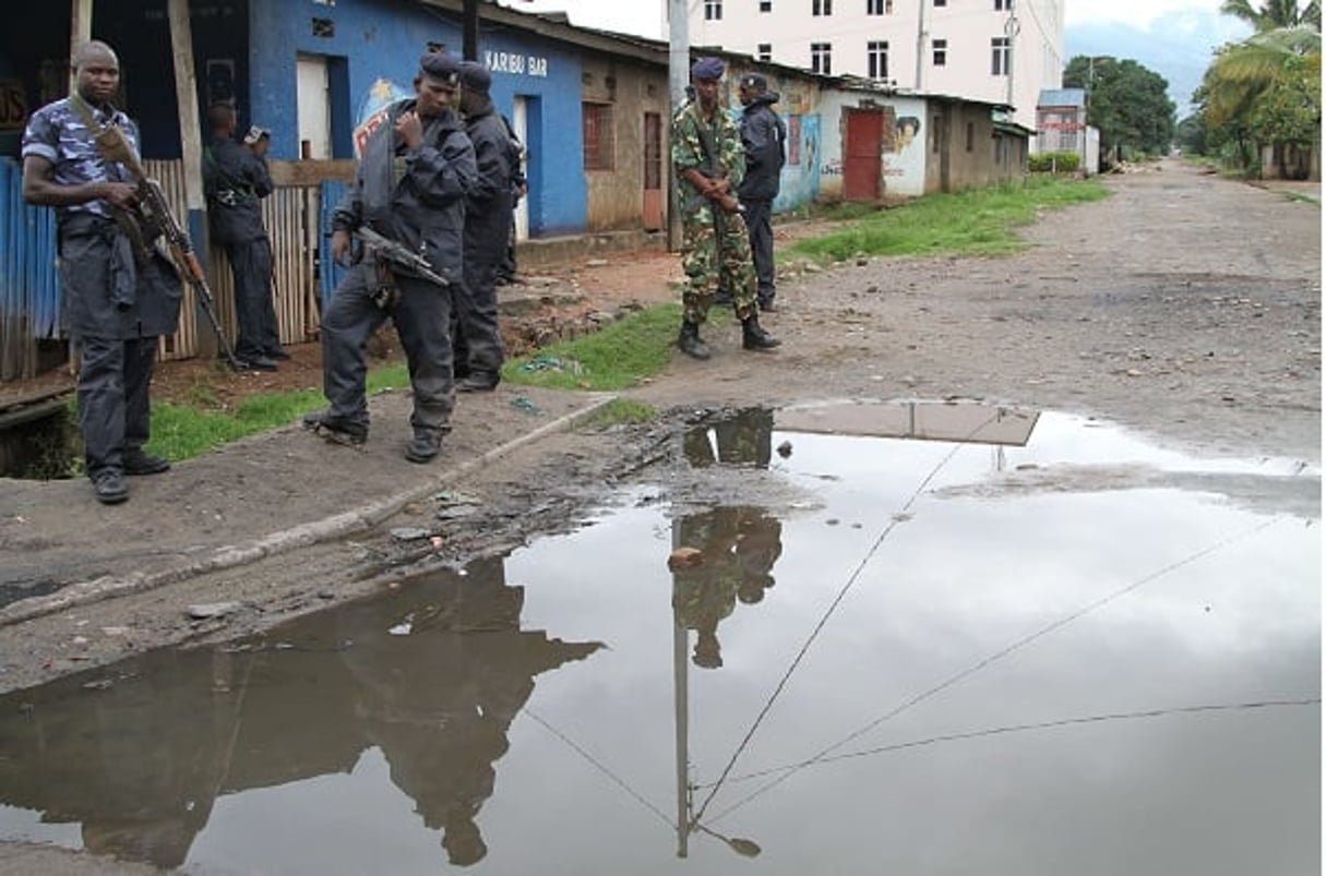 Des forces de sécurité burundaises, à Bujumbura, le 8 novembre 2015. © Stringer/AP/SIPA