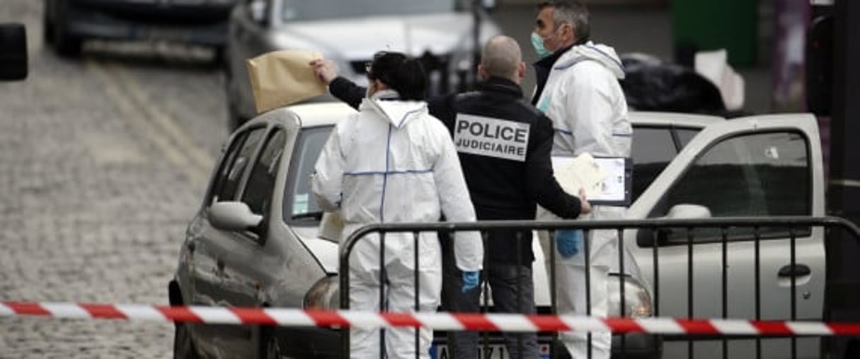 Des enquêteurs de la police scientifique française, après les attentats de Paris. © AFP