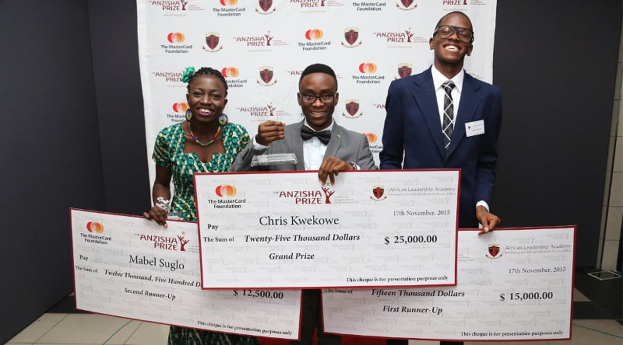 Au centre, le Nigérian Chris Kwekowe, lauréat du Prix Anzisha 2015. © Anzisha.
