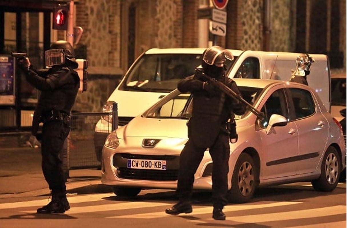 Des policiers français lancent l’assaut à Saint-Denis, au nord de Paris, le 18 novembre 2015. © Thibault Camus/AP/SIPA