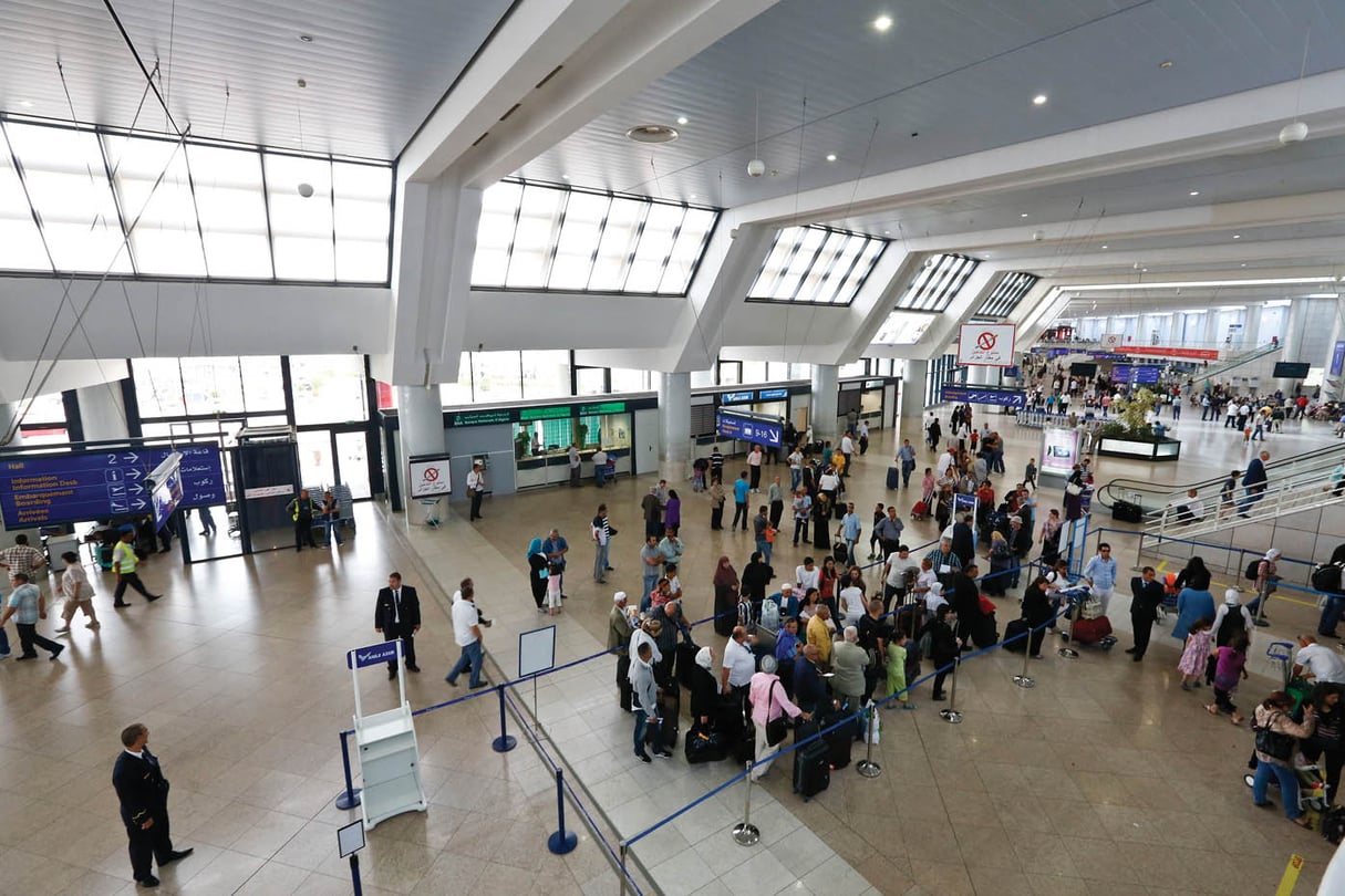À l’aéroport international Houari-Boumédiène, les voyageurs doivent franchir six points de contrôle. © FREDERIC REGLAIN/ASKIMAGES