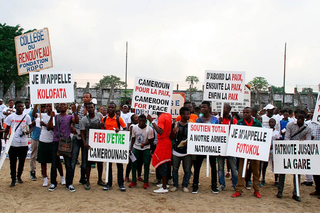 Manifestation de soutien à l’armée, engagée contre la secte Boko Haram, à Douala, en février. © REINNIER KAZE/AFP