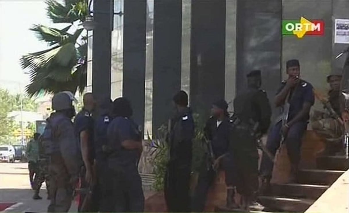 Capture d’écran de la chaîne de télévision ORTM montrant des forces de sécurité devant l’hôtel Radisson Blu de Bamako, le 20 novembre. © AP/SIPA