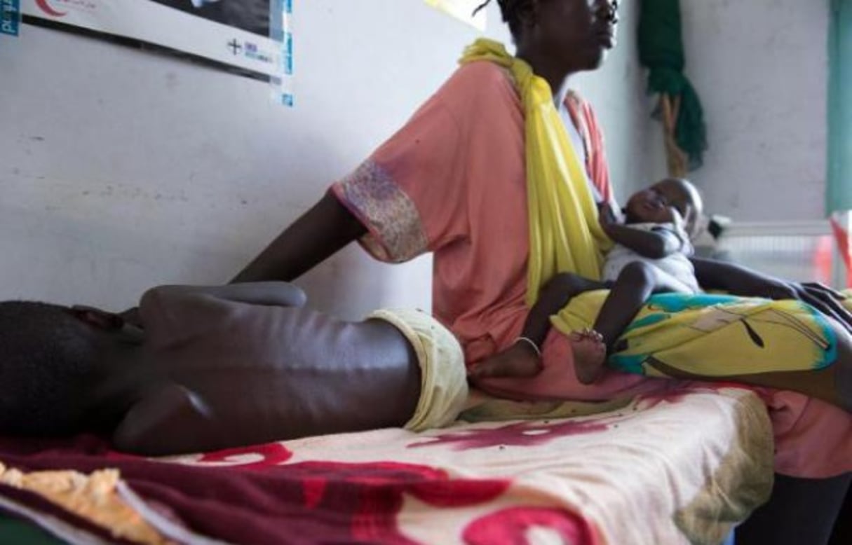 Un mère auprès de son fils qui souffre de malnutrition. © AFP