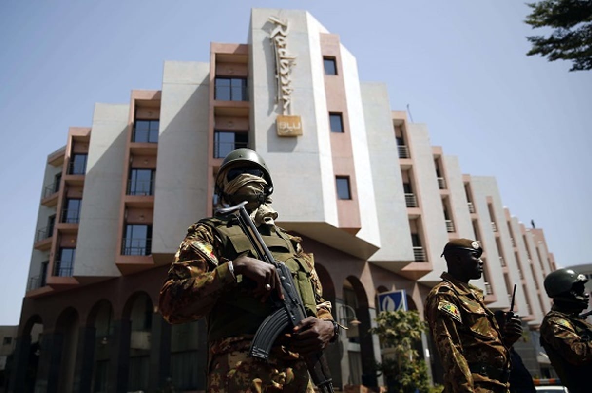 Des forces de sécurité maliennes devant le Radisson Blu, le 21 novembre à Bamako. © Jerome Delay/AP/SIPA