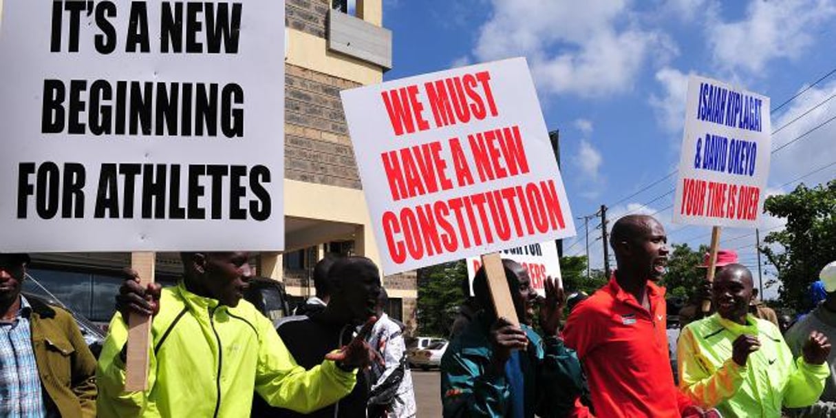 Manifestation devant la Fédération kényane d’athlétisme à Nairobi. © AFP