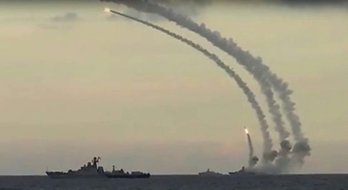 Capture d’écran publiée le 20 novembre 2015 par le ministère russe de la Défense et montrant des tirs de missiles contre le groupe de l’État islamique. © AFP