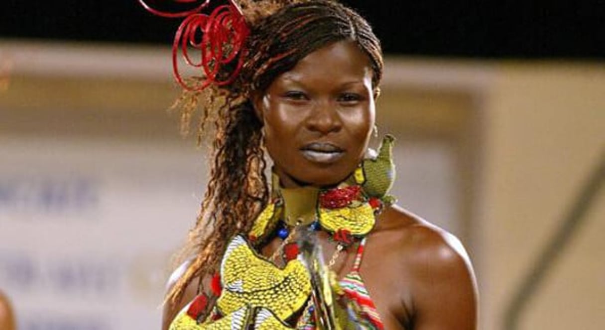 Un mannequin présente une création de la styliste Catherine Bizoux au Fima, le 1e décembre 2005 à Niamey. © Seyllou Diallo/AFP