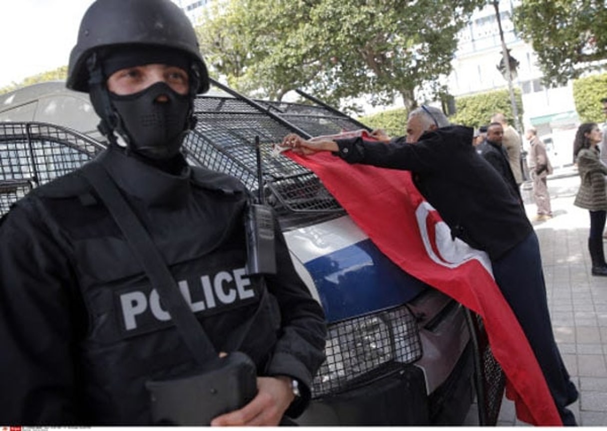 Un policier tunisien, le 20 mars 2015 à Tunis. © Christophe Ena/AP/SIPA