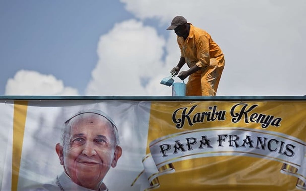 La façade d’une maison recouverte à l’effigie du pape, au Kenya, le 24 novembre 2015. © Ben Curtis/AP/SIPA