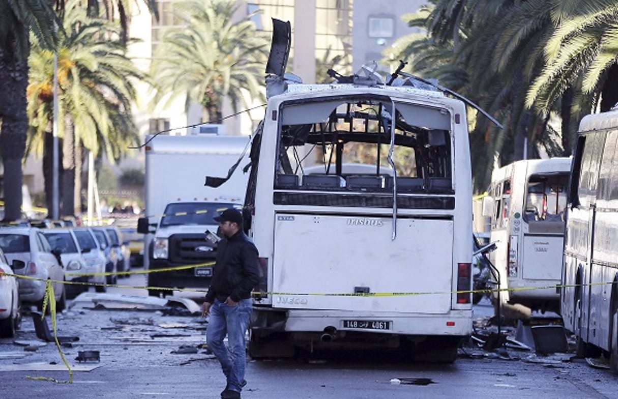 Le bus qui a explosé mardi 24 novembre à Tunis transportait des membres de la garde présidentielle. © AP/SIPA