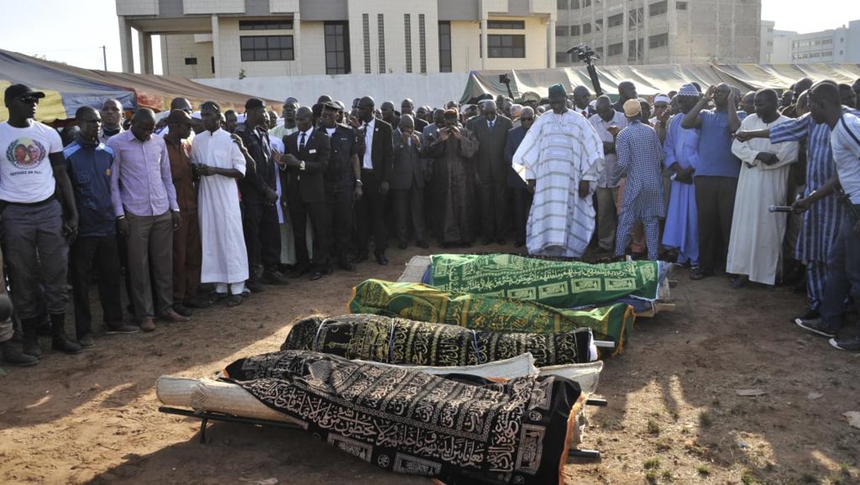 Le président Ibrahim Boubacar Keïta (au centre) est venu rendre hommage aux employés du Radisson Blu tués lors de l’attaque de l’hôteL © AFP