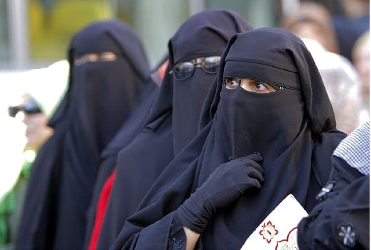 Des femmes portant le niqab, en Égypte. © Amr Nabil / AP / SIPA