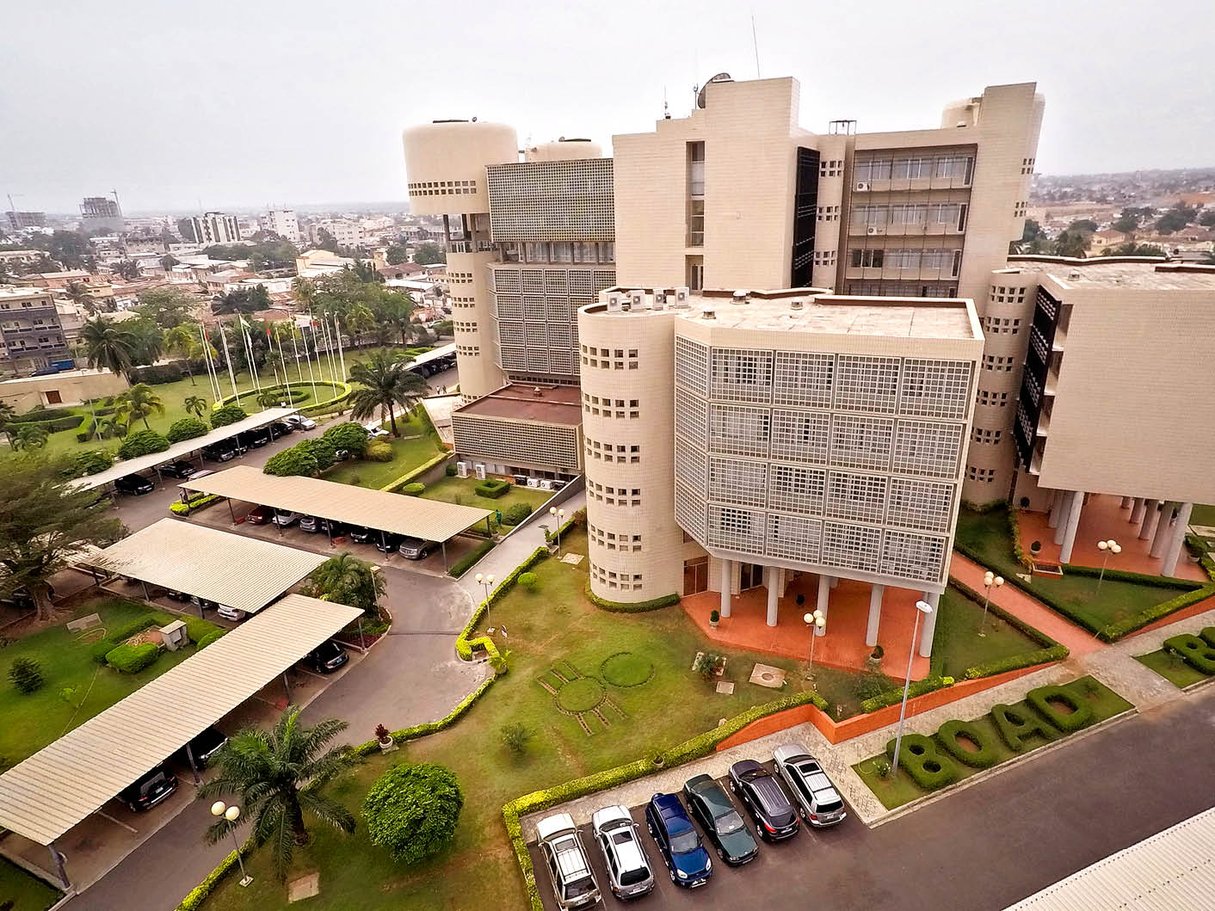L’imposant siège de la Banque ouest-africaine de développement, au cœur du centre-ville. © APRÉSENT