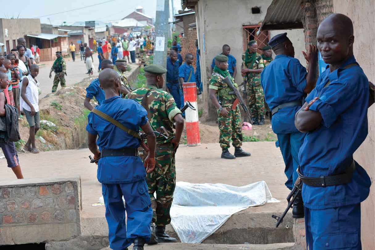 Forces de sécurité déployées à Bujumbura, le 4 octobre. Ce jour-là, huit corps ont été retrouvés dans les rues du quartier de Ntahangwa. © YVAN RUKUNDO/ANADOLU AGENCY/AFP