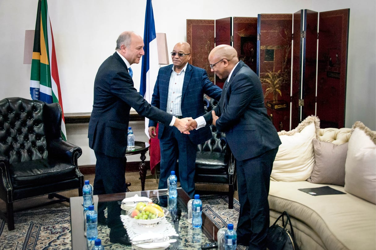 Le ministre français des Affaires étrangères, Laurent Fabius, avec le président sud-africain, Jacob Zuma (au centre), à Pretoria, le 21 novembre. © STEFAN HEUNIS/AFP