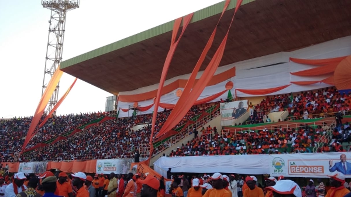 La tribune officielle lors du meeting de Roch Marc Christian Kaboré, le 27 novembre au stade du 4 août, à Ouagadougou. © Benjamin Roger/Jeune Afrique