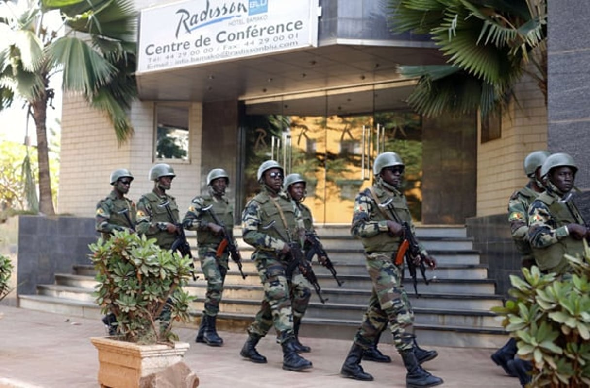 Des soldats de la Garde présidentielle patrouillant à l’hôtel Radisson Blu de Bamako, le 21 novembre 2015. (Photo d’illustration) © Jerome Delay / AP / SIPA