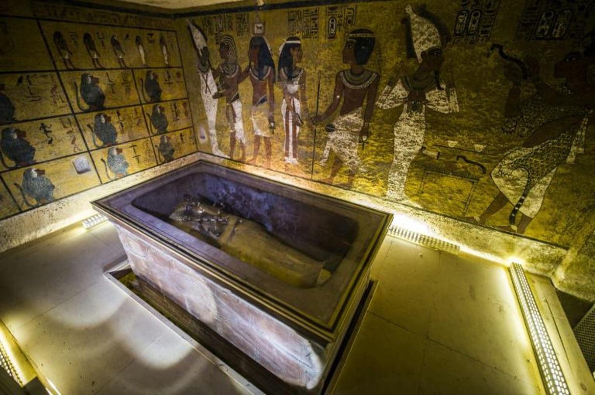 Le sarcophage doré du roi Toutankhamon dans sa chambre funéraire de la Vallée des Rois près de Louxor. © AFP